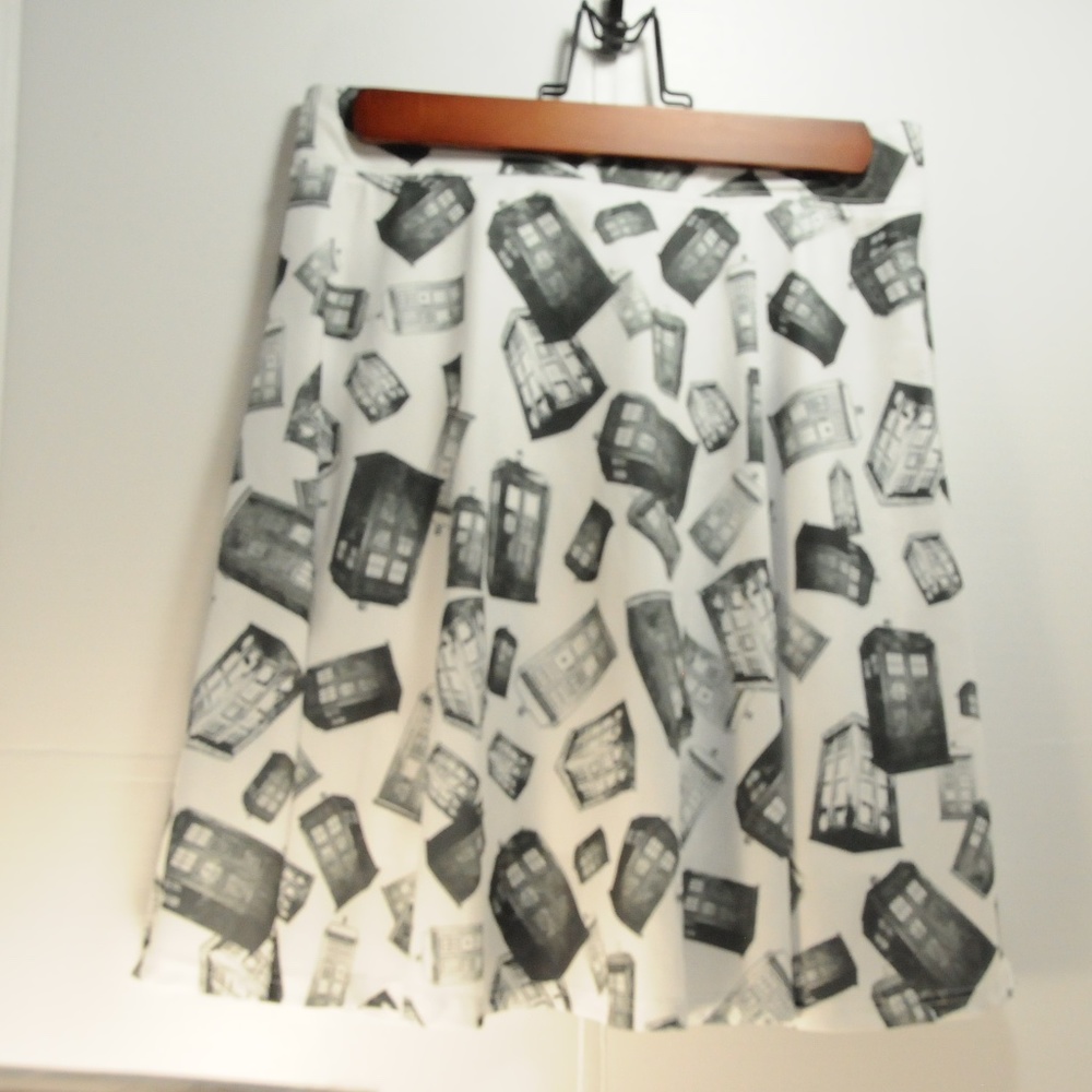 DR. WHO Medium Skater Skirt Black/White Tardis